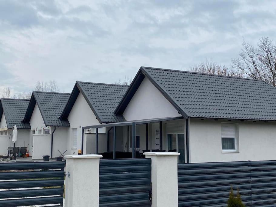 Villa Lipi - Home Away From Home Balatonszárszó 外观 照片